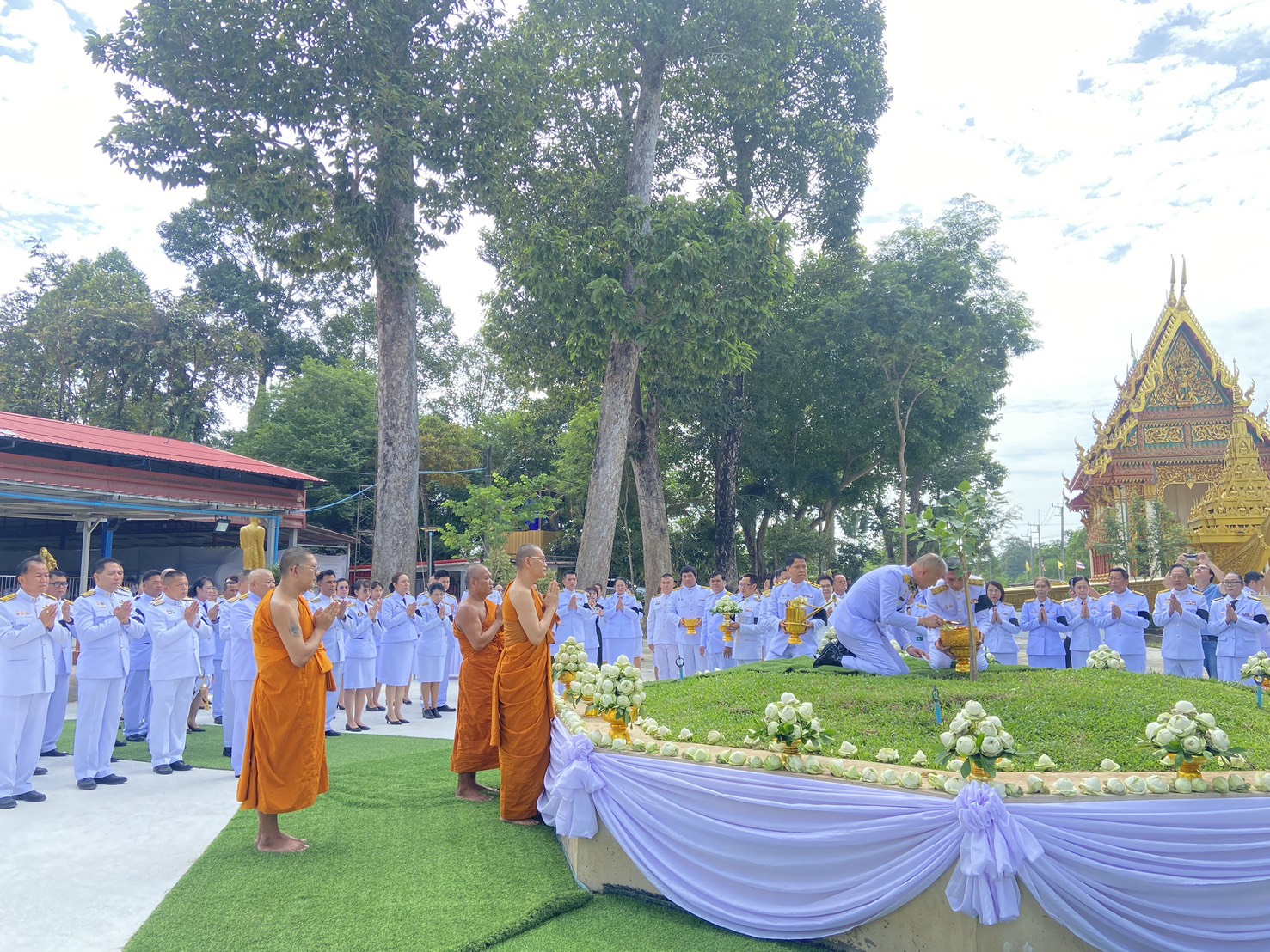 title - วันที่ 10 กรกฎาคม 2569 ณ วัดศรีเงินเจริญสุข ตำบลโนนห้อม อำเภอเมืองปราจีนบุรี จังหวัดปราจีนบุรี นายวิทูล ประดิษฐบุญ ปฏิรูปที่ดินจังหวัดปราจีนบุรี มอบหมายให้ ข้าราชการ และเจ้าหน้าที่ ส.ป.ก.ปราจีนบุรี เข้าร่วมพิธีปลูกพระศรีมหาโพธิทศมราชบพิตร